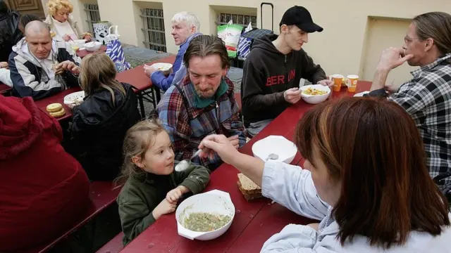 Alemães comendoroleta de posiçãorestaurante público