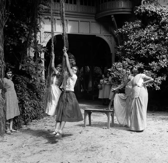 జేజే స్కూల్ ఆఫ్ ఆర్ట్స్ విద్యార్తులు