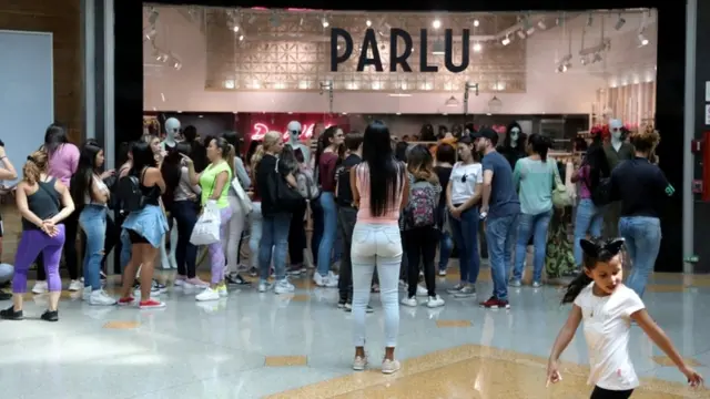 Una multitud ante un comercio en Venezuela