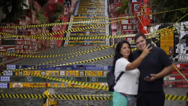 Casal tirando fotos na Escadaria Slaron, no Rio