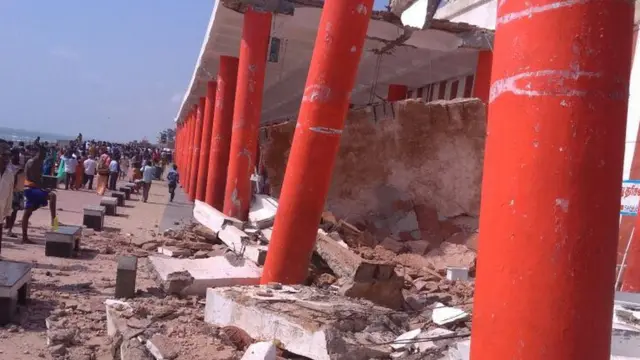 இடிந்து விழுந்த மண்டபம்