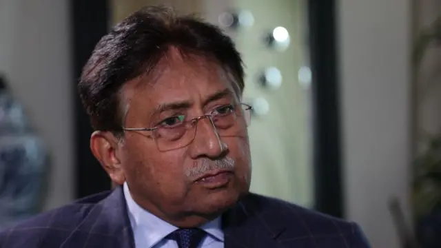 Pervez Musharraf sendo entrevistado pela BBC