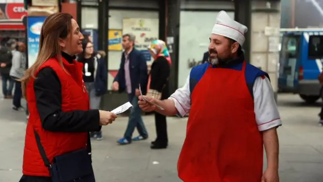 DİSK Başkanı Arzu Çerkezoğlu İstanbul'da bildiri dağıtırken