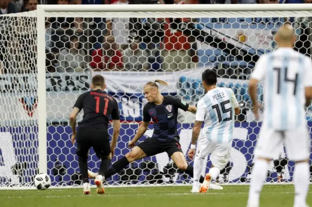 Pérez patea por fuera de la portería