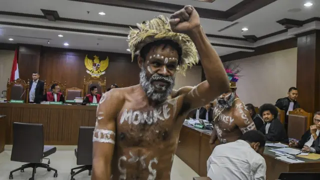 Tersangka kasus dugaan makar Ambrosius Mulait bersiap mengikuti persidangan lanjutan di Pengadilan Negeri Jakarta Pusat, Senin (3/2/2020).