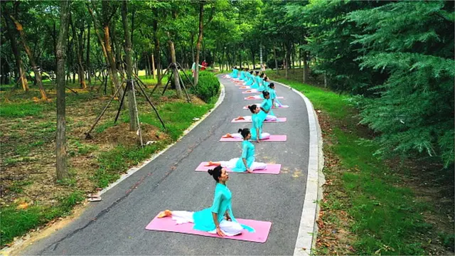 "තමන් ළඟ සිටින අනෙක් පුද්ගලයාට "නියමිත" ඉරියව්වට යා හැකි වූ පමණින් තමන් ද ඒ මට්ටමට ම ළඟා විය යුතුයි කියල හිතන්න එපා."