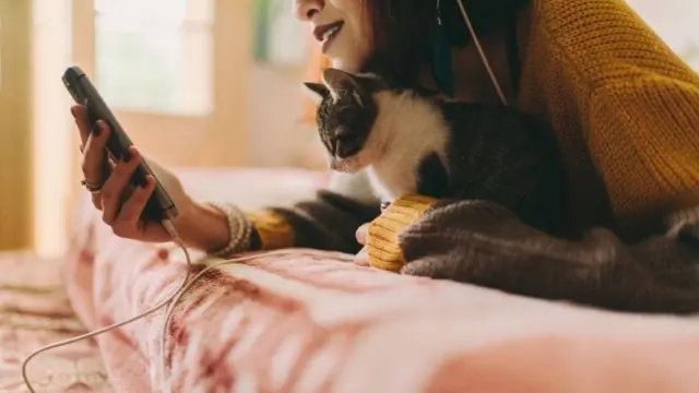 অনেক যুগল এখন অনেক বেশি সময় ধরে একসাথে থাকছেন আবার অনেকে দীর্ঘদিন ধরে আলাদা থাকছেন।