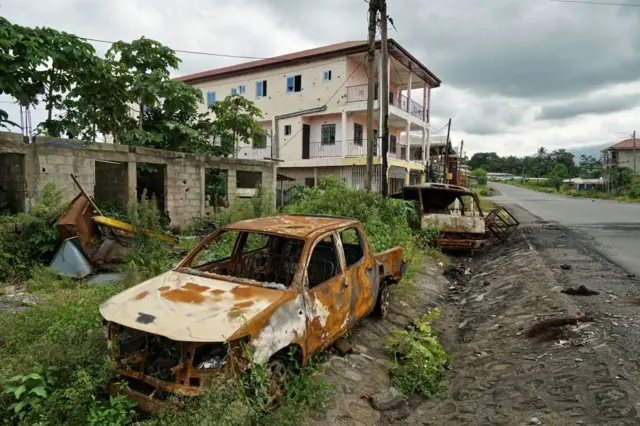 युद्ध में जली हुईं गाड़ियां