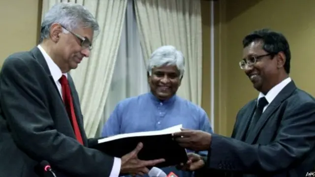 වැලිඅමුණ කමිටුවේ වාර්තාව අගමැතිවරයා වෙත භාර දුන් අවස්ථාව