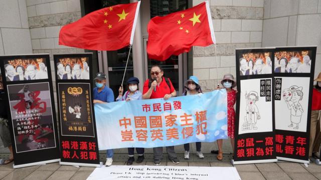 親建制團體到英國駐香港總領事館門前抗議英國評論「港版《國家安全法》」（中新社圖片15/6/2020）