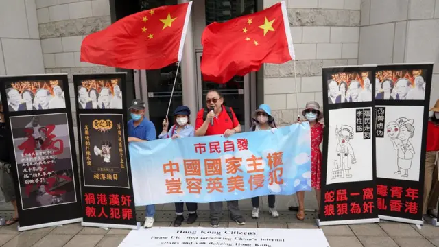 親建制團體到英國駐香港總領事館門前抗議英國評論「港版《國家安全法》」(中新社圖片15/6/2020)