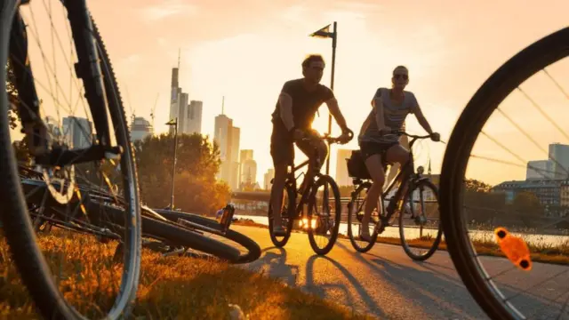 العديد من الناس في فرانكفورت يتوجهون إلى العمل باستخدام الدراجات الهوائية