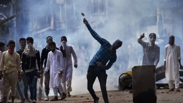 पत्थर फेंकते कश्मीरी युवक