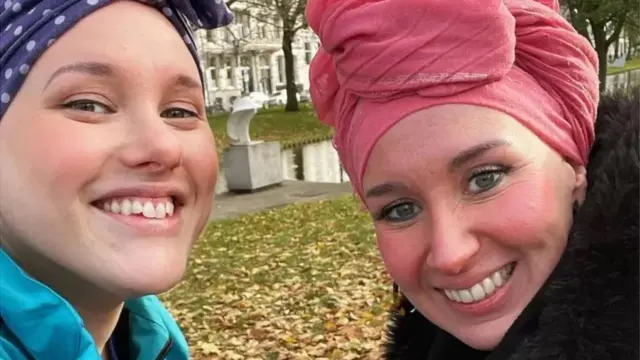 Laura et son amie à Rotterdam, portant un foulard