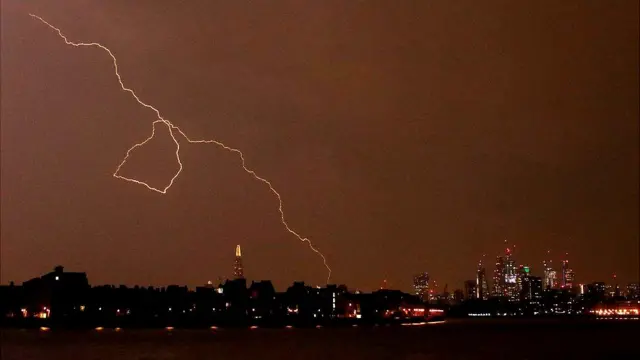 ગત સપ્તાહમાં બ્રિટનના અનેક વિસ્તારોમાં આકાશમાં ચમકતી વીજળી આવા સ્વરૂપે જોવા મળી હતી.