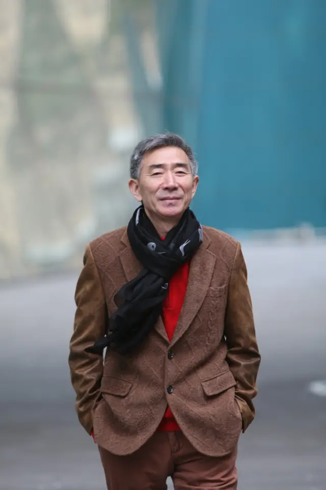 2015년, 그는 자신의 이야기를 담은 자전적 소설 '붉은 넥타이'를 첫 출간했다