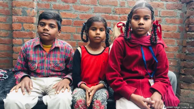 ਖੁਸ਼ੀ, ਉਸ ਦੀ ਛੋਟੀ ਭੈਣ ਅਤੇ ਵੱਡਾ ਭਰਾ