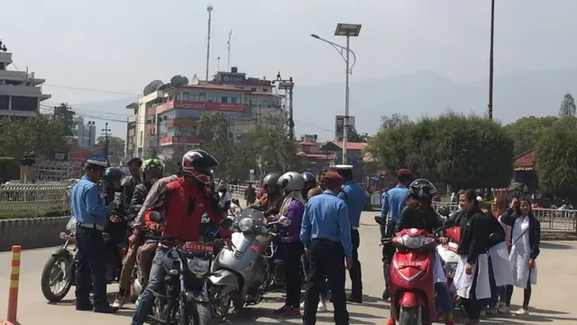 ललितपुरको जावलाखेलमा मादक पदार्थ सेवन जाँच गर्दै प्रहरी