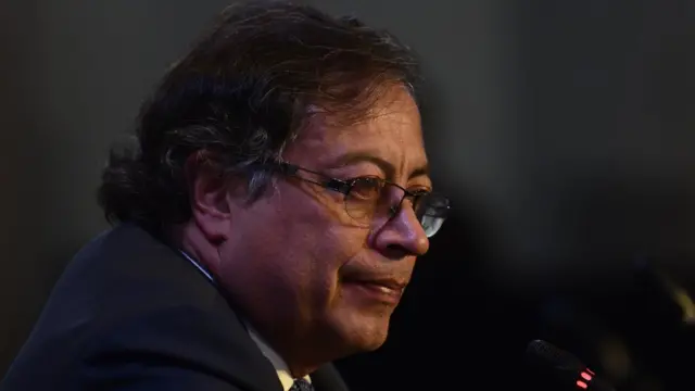 Petro de perfil em reunião