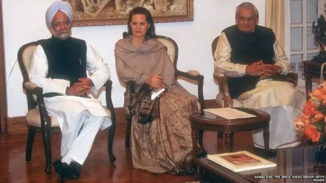 सोनिया गांधी, मनमोहन सिंह आणि अटल बिहारी वाजपेयी