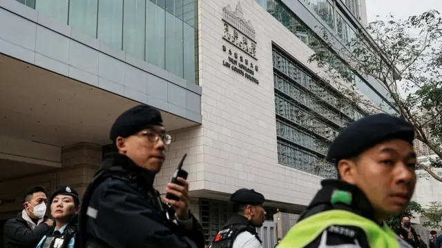 黎智英国安案开审日大批中国香港警察警员在西九龙裁判法院外戒备(18/12/2023)