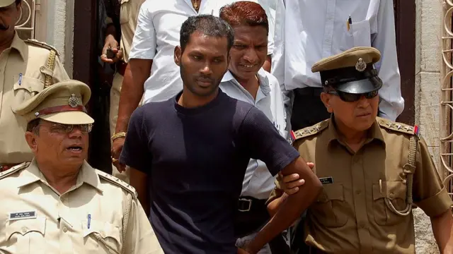 વર્ષ 2007માં ચંદ્ર મોહનની હિંદુ દેવી દેવતાઓના વિવાદાસ્પદ પૅઇન્ટિંગ્સ બનાવવા બદલ ધરપકડ થઈ હતી