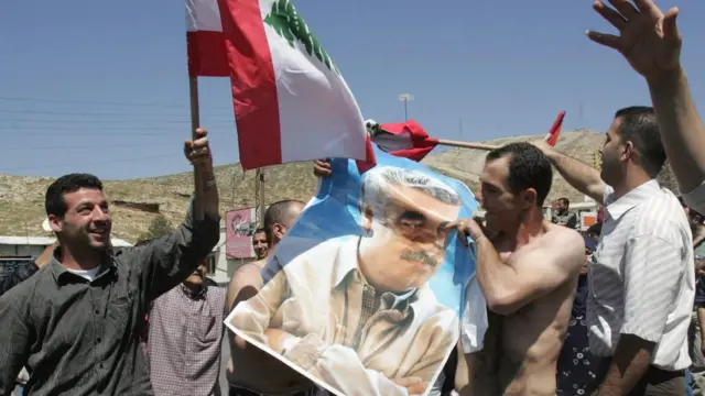 সিরীয় সৈন্যরা লেবানন ছেড়ে যাবার পর লেবাননের উল্লসিত কিছু মানুষ