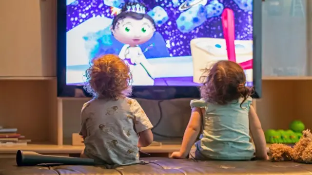 Niños viendo tele