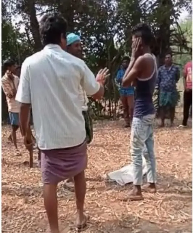 కొడుతున్న గ్రామస్థులు