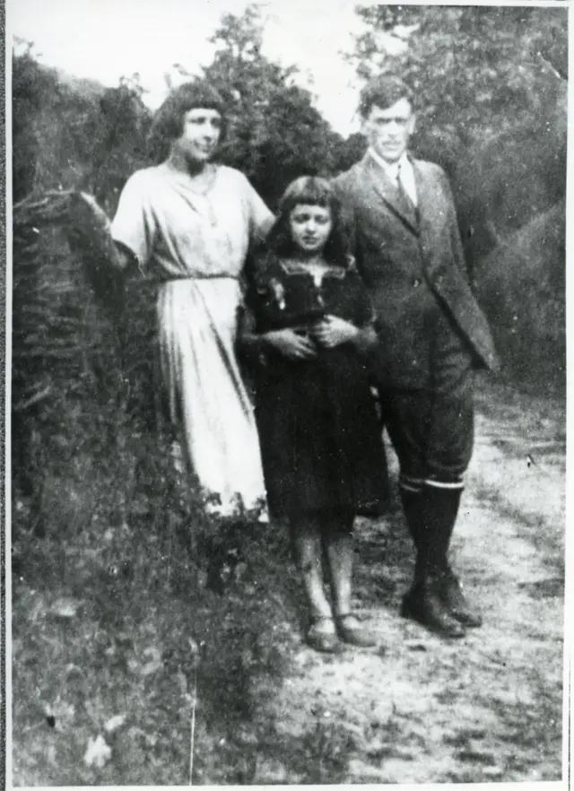 Цвєтаєва з донькою та чоловіком