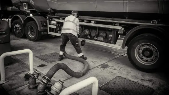 ነዳጅ ከቦቴ ሲራገፍ