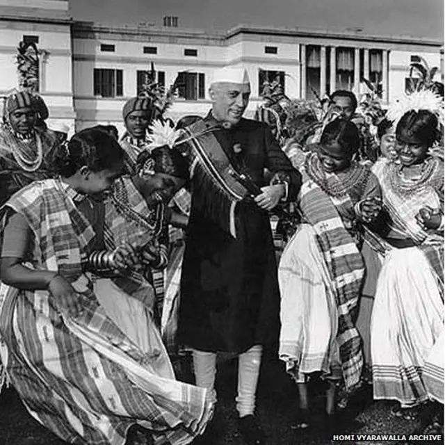 1950 सालच्या प्रजासत्ताक दिनी तीन मूर्ती भवन येथे नेहरुंचा होमी यांनी घेतलेला हा फोटो.