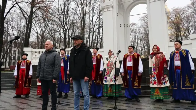 Ігор Терехов (ліворуч) та голова НБУ Андрій Пишний на церемонії вручення медалі "Харків - місто Героїв"