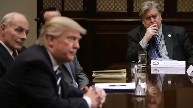 டொனால்ட் டிரம்ப் அருகே அமர்ந்திருக்கிறார் ஸ்டீவ் பன்னன்