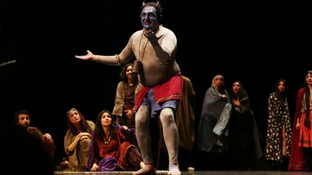 صحنه‌ای از نمایش طربنامه