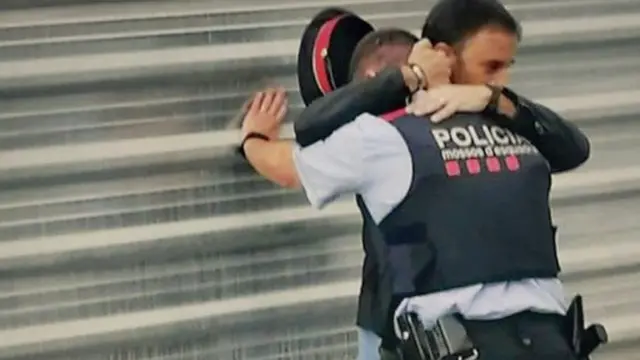 Qof shacab ah oo niyadda u dejinaya nin ka mid ah booliska