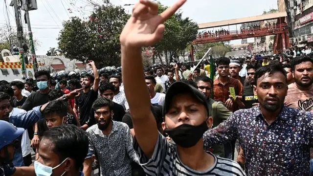 ঢাকা কলেজের ছাত্রদের বিপক্ষে ফুঁসে ওঠা ব্যবসায়ীরা