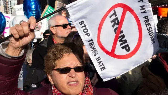 Многие из тех, кто грозился уехать, если Трамп станет президентом, теперь выбрали путь протестов