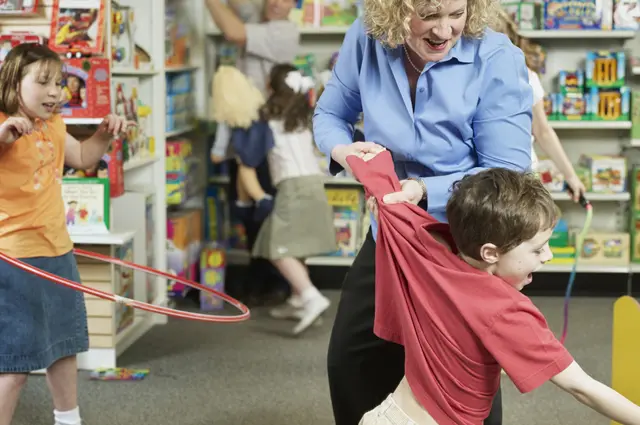 Una madre trata de agarrar a un niño en una librería
