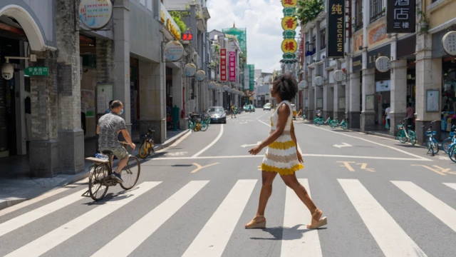 Jasmine en train de traverser la rue