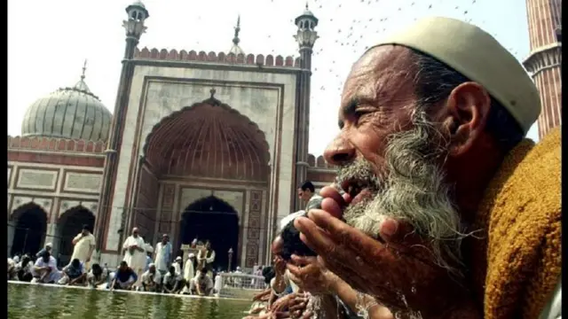 जामा मस्जिद में ईद के मौके पर मुसलमान