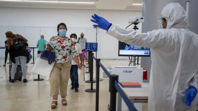 Medidas de seguridad en el aeropuerto de Cancún, México