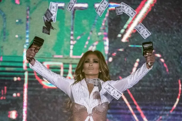 جنيفر لوبيز تطلق "عيارات نقدية" وتنثر الأموال في الهواء