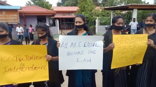 විරෝධතාවට එක් වූ පිරිසක්