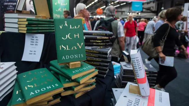 Libros del sirio Adonis, a la venta en una librería.