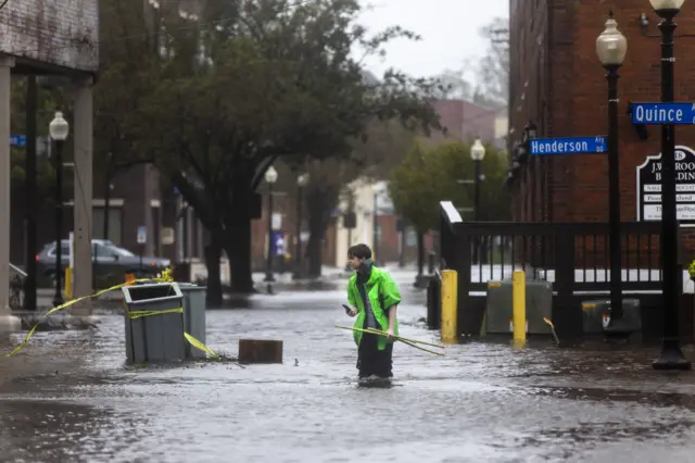 شخص يمشي وسط المياه