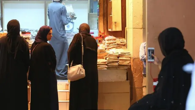 نسوة تتسوقن لشراء اللبان من سوق مطرح بمسقط