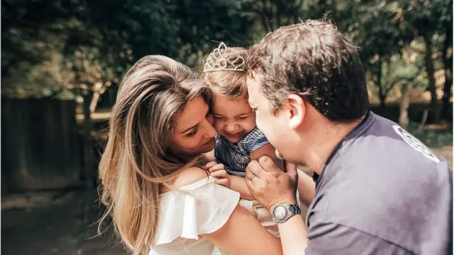 Simone junto com a filha e o marido