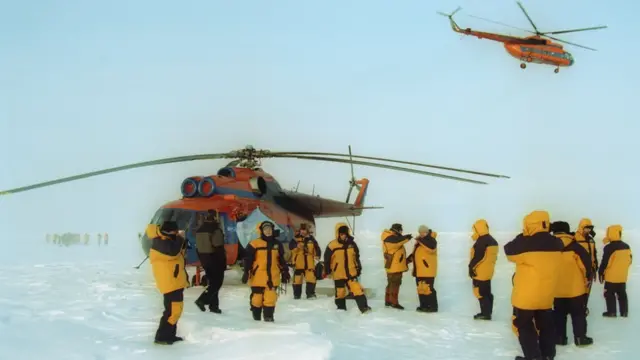 Туристический по лет на полюс в 2002 году - как и теперь, добравшись в Арктику на Ан-74, дальше летают на вертолетах Ми-8
