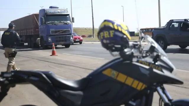 Agente da Polícia Rodoviária Federal fiscalizando rodovia